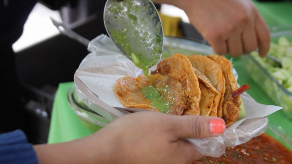 Los tacos de canasta comenzaron a ser un producto comercial en la década de los 50, en San Vicente Xiloxochitla, en donde los turistas pueden degustar el sabor original de este platillo. (CUARTOSCURO.COM)