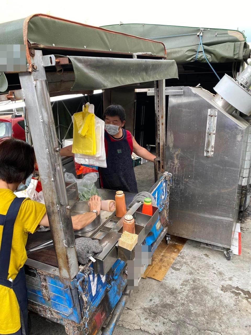 苗栗一間鹹酥雞餐車的老闆撞臉衛福部長陳時中，照片曝光後立刻掀起網友熱議。（翻攝自苗栗人大小事臉書社團）