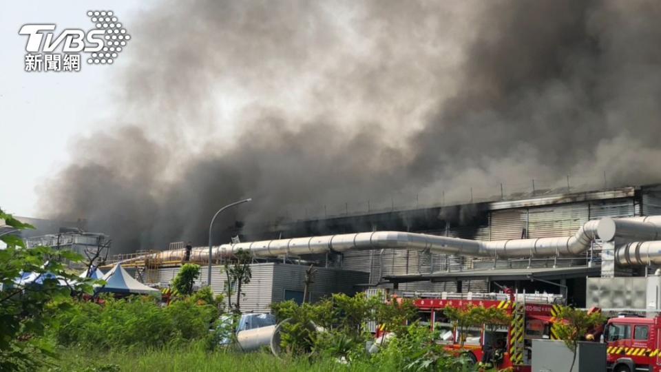 屏東工廠爆炸，現場至今仍瀰漫濃濃黑煙。（圖／TVBS）