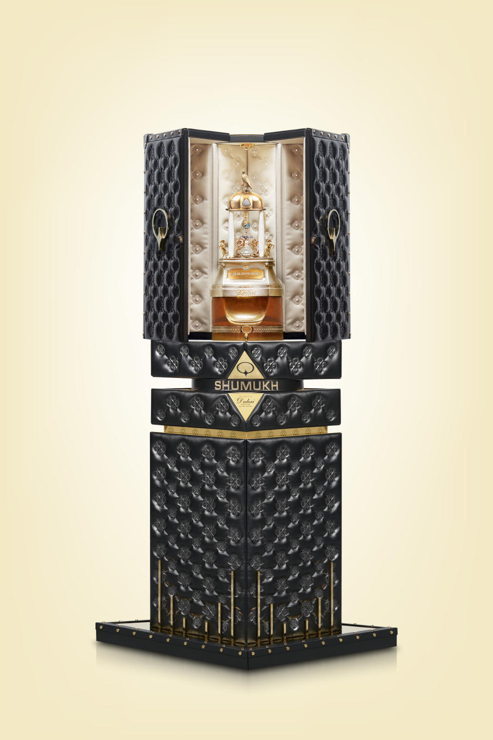 Die massive, 1,9 Meter hohe Verpackung des Parfums Shumukh. - Copyright: The Spirit of Dubai Parfums by Nabeel