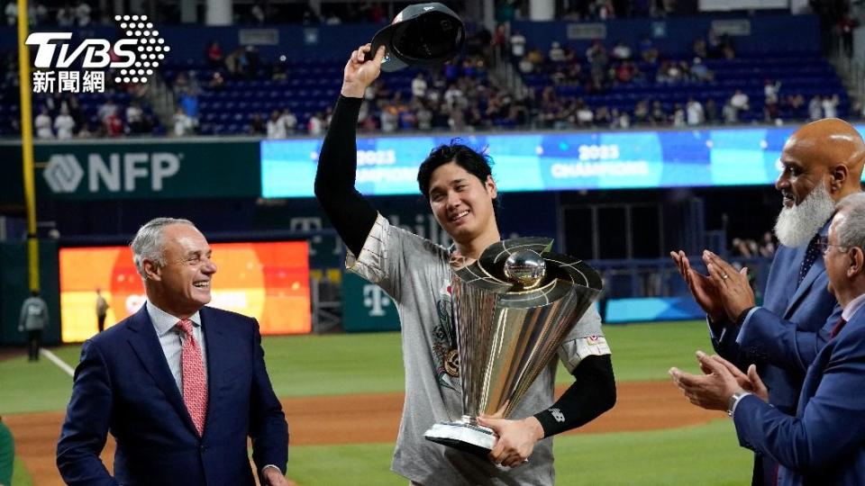 大谷翔平奪冠後還獲選為大會MVP，脫帽致意。（圖／達志影像美聯社）