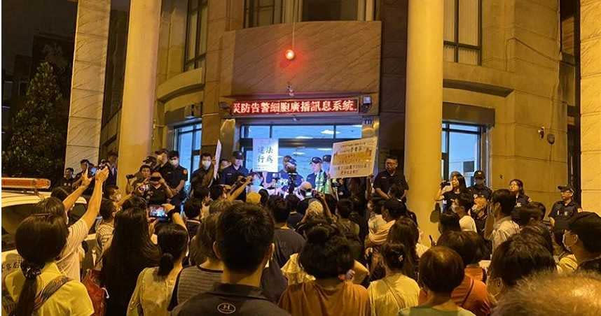 大批聲援民眾19日深夜前往六家派出所抗議，警方舉牌警告。（圖／莊旻靜攝）