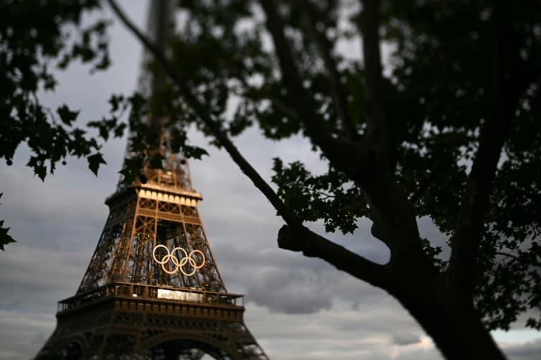 Los anillos olímpicos en la Torre Eiffel, el 23 de julio en París (SEBASTIEN BOZON)