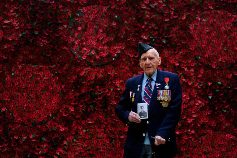 27 octobre 2022 : Bernard Morgan, vétéran du jour J âgé de 98 ans, dont l'histoire figure parmi celles présentées sur le mur géant du coquelicot, lors du lancement de l'appel du coquelicot de la Royal British Legion 2022, à Hay's Galleria, dans le centre de Londres (PA)