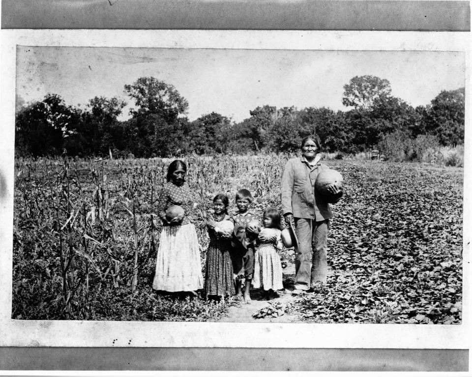 El líder indio Gerónimo con su familia en Fort Sill, Oklahoma, hacia 1895, donde era mantenido prisionero y donde murió en 1909 (Library of Congress/Corbis/VCG via Getty Images)