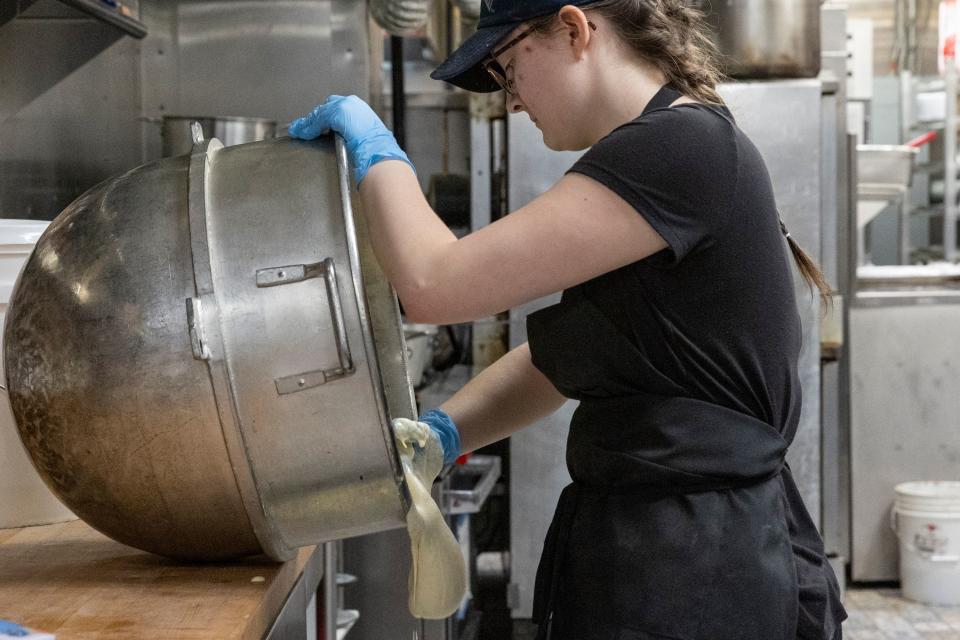 En kock på A TRReligion Pancake & Steakhouse lagar mat torsdagen den 25 januari 2024 i Orem.  |  Marielle Scott, Deseret News