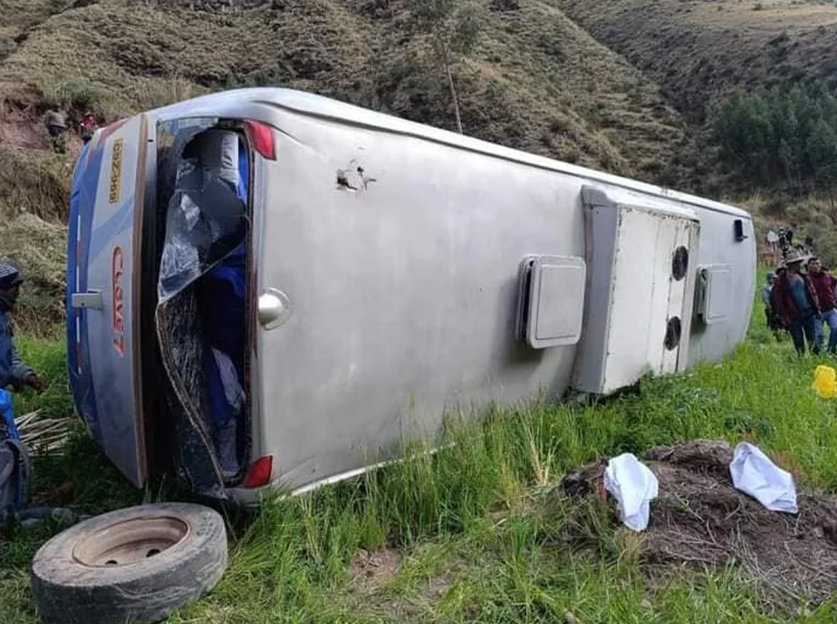 Cusco: 1 tourist killed and 30 injured in accident during trip to 7-color mountain (PNP)