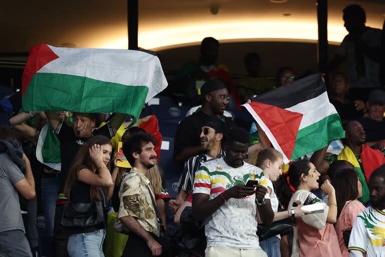 Hinchas ondean banderas palestinas durante el partido entre Malí e Israel durante los Juegos Olímpicos de París 2024 en el Parque de los Príncipes. (Foto de FRANCK FIFE / AFP)