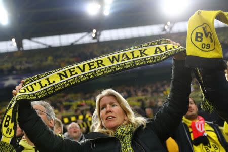 Foto del miércoles de una hincha del Borussia Dortmund. 12/4/17 El juvenil Kylian Mbappe marcó dos goles el miércoles para darle al Mónaco una victoria 3-2 como visitante sobre Borussia Dortmund por los cuartos de final de la Liga de Campeones, un partido pospuesto en la jornada previa por un ataque con explosivos contra el bus del equipo alemán. Reuters / Kai Pfaffenbach