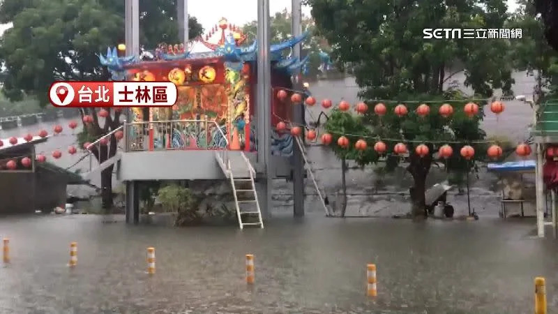 北台灣大雨不斷，位於台北士林的三腳渡天德宮啟動升降設施，防止水淹進宮廟。