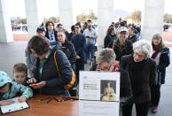 <p>Meterlange Schlangen vor den Kondolenzbüchern in Canberra: Auch in Australien war Elizabeth II. sehr beliebt. (Bild: Getty Images)</p> 