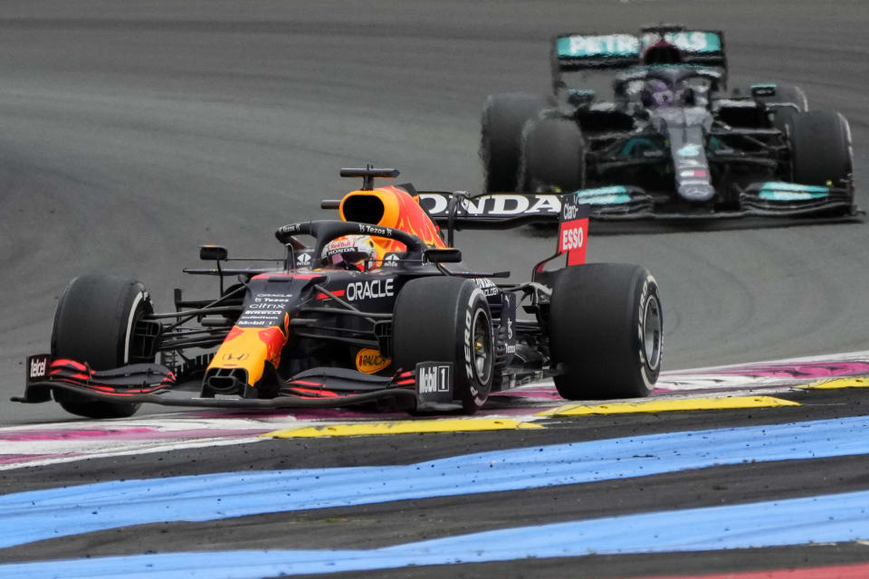 Max Verstappen de Red Bull frente a Lewis Hamilton de Mercedes durante el Gran Premio de Francia, en el circuito de Le Castellet, el domingo 20 de junio de 2021. (AP Foto/Francois Mori)