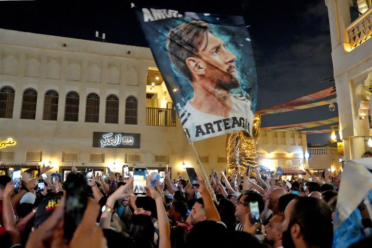 Banderazo de hinchas de la Selección Argentina en la previa al partido contra Países Bajos por cuartos de final de la Copa del Mundo