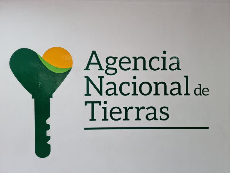 El logo de la Agencia Nacional de Tierras de Colombia se ve en su sede de Bogotá