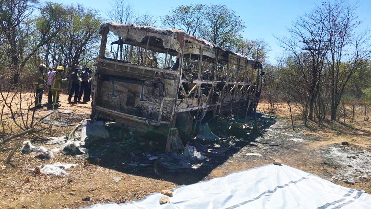 Der ausgebrannte Bus südlich von Simbabwes Hauptstadt Harare. Bei dem Unglück verloren mehr als 40 Menschen ihr Leben. Foto: AP