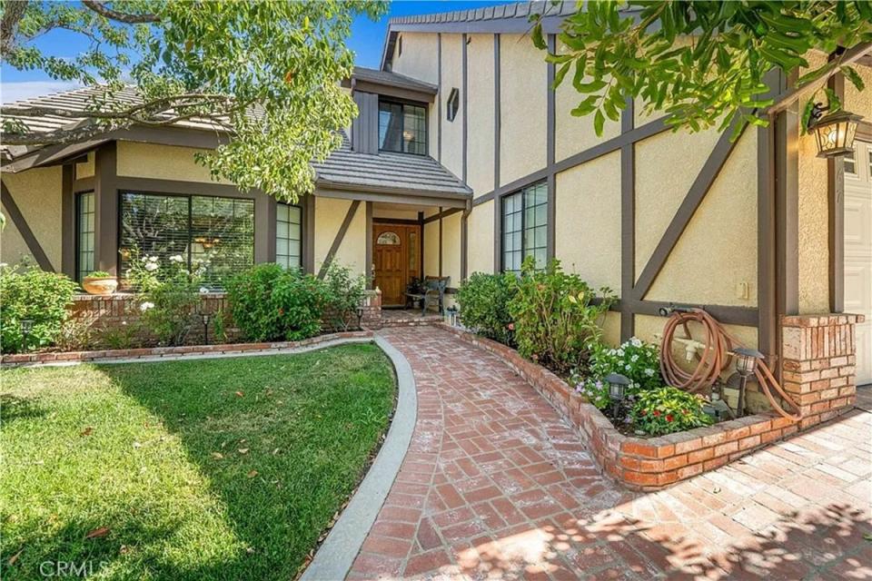 The house in Simi Valley used in Poltergeist, photo of the front door.