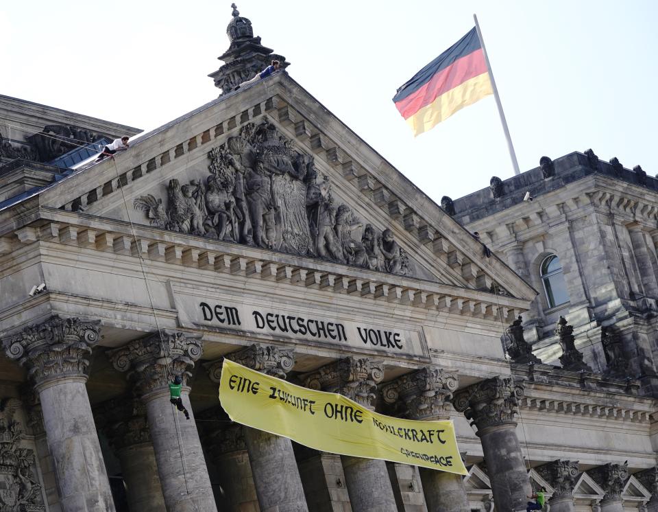 Protest von Greenpeace-Aktivisten auf dem Reichstagsgebäude (Bild: Kay Nietfeld/dpa)