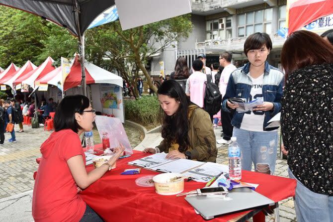 文化大學在全球擁有近二十八萬名校友，無論是產、官、學各個領域都有出類拔萃的指標性人物。（圖：文大提供）