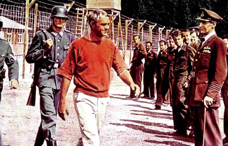 <p>Nach der wahren Geschichte einer Massenflucht von Kriegsgefangenen aus einem deutschen Lager drehte Action-Routinier John Sturges 1963 unter anderem mit Steve McQueen (Bild) das Epos "Gesprengte Ketten", das den gewitzten Mut alliierter Ausbrecher feiert. In der Realität endete die Geschichte trauriger als in Hollywood: Fast alle Ausbrecher wurden gefasst und hingerichtet. (Bild: Fox)</p> 