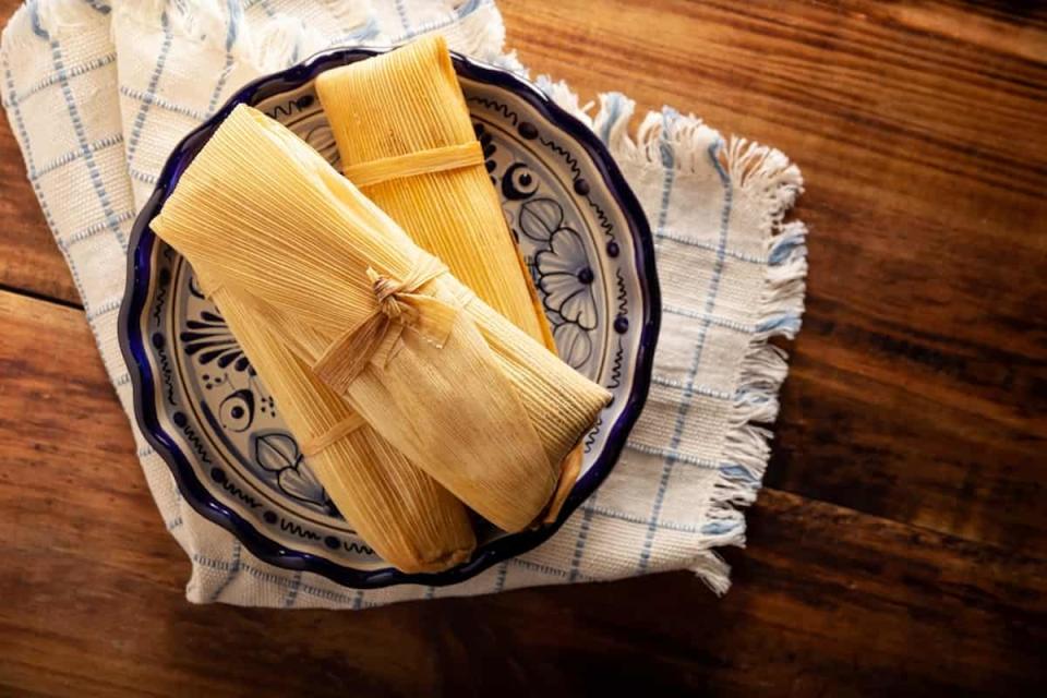 Los tamales tontos no tienen relleno de salsa ni de ninguna proteína.