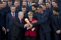 <p>Das Team, das am 15. Juli die begehrte Trophäe in Empfang nehmen kann, sollte den Moment besser genießen. Nach der Feier auf dem Platz graviert zwar die Fifa den Namen des Gewinnerlandes auf den goldenen Pokal, der 36,8 Zentimeter misst und 6,1 Kilogramm schwer ist, nimmt ihn anschließend aber wieder in seine Obhut. Den Preis der Original-Trophäe gibt die Fifa nicht bekannt, nach Schätzungen und entsprechend des heutigen Goldpreises dürfte sie aber rund 130.891 Euro wert sein. Der Sammlerwert hingegen wird auf bis zu 20 Millionen Dollar geschätzt. </p>