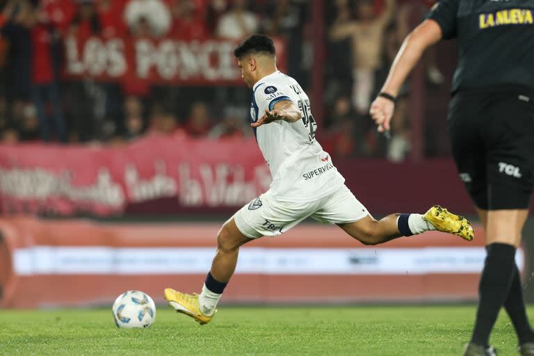 El gol de Claudio Aquino; Rey le desviará el penal pero anotará en el rebote para el triunfo de Vélez 1-0 en la cancha de Lanús