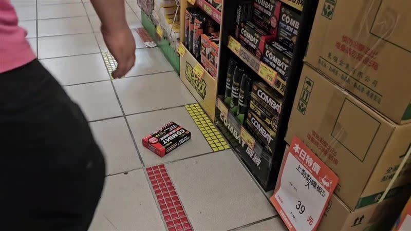 超市不少商品被震掉落在地。（圖／翻攝畫面）