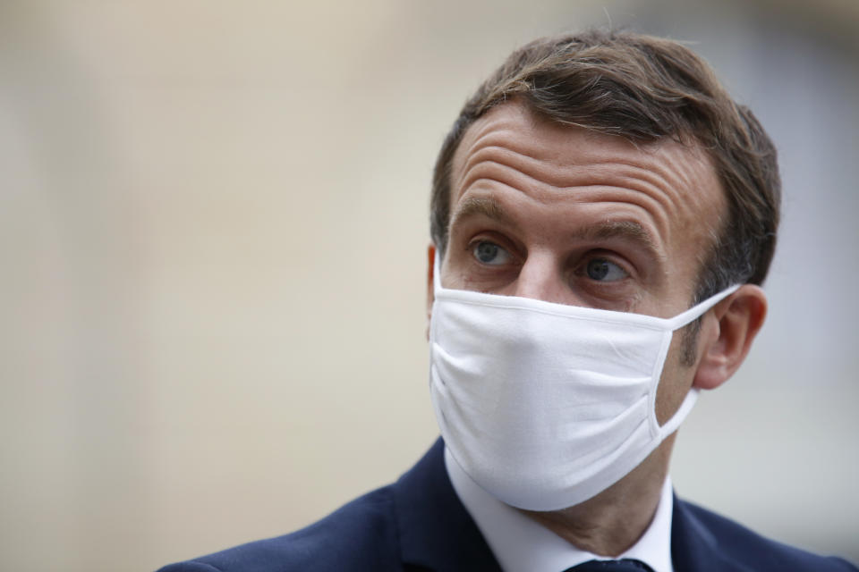 El presidente francés Emmanuel Macron utiliza una mascarilla durante un discurso del primer ministro estonio Juri Ratas en el Palacio del Elíseo en París, el miércoles 28 de octubre de 2020. (AP Foto/Thibault Camus)