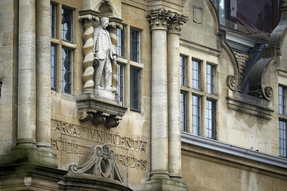 Estatua de Cecil Rhodes en la fachada de Oxford. En los últimos meses muchos estudiantes han pedido su retirada. (Photo by Christopher Furlong/Getty Images)