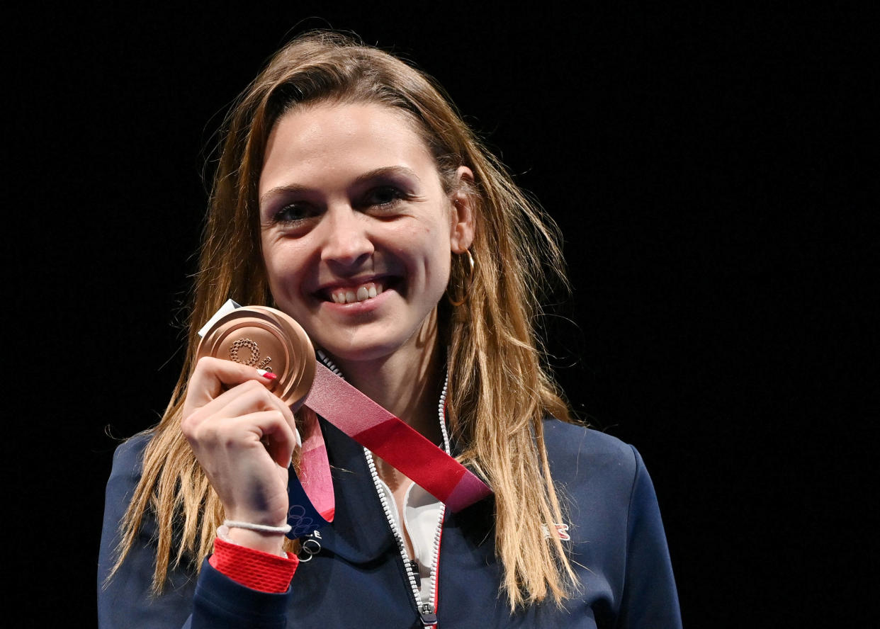 L’escrimeuse Manon Brunet, ici sur le podium de la cérémonie de remise des médailles du sabre individuel féminin lors des Jeux olympiques de Tokyo au Makuhari Messe Hall de Chiba, au Japon, le 26 juillet 2021.