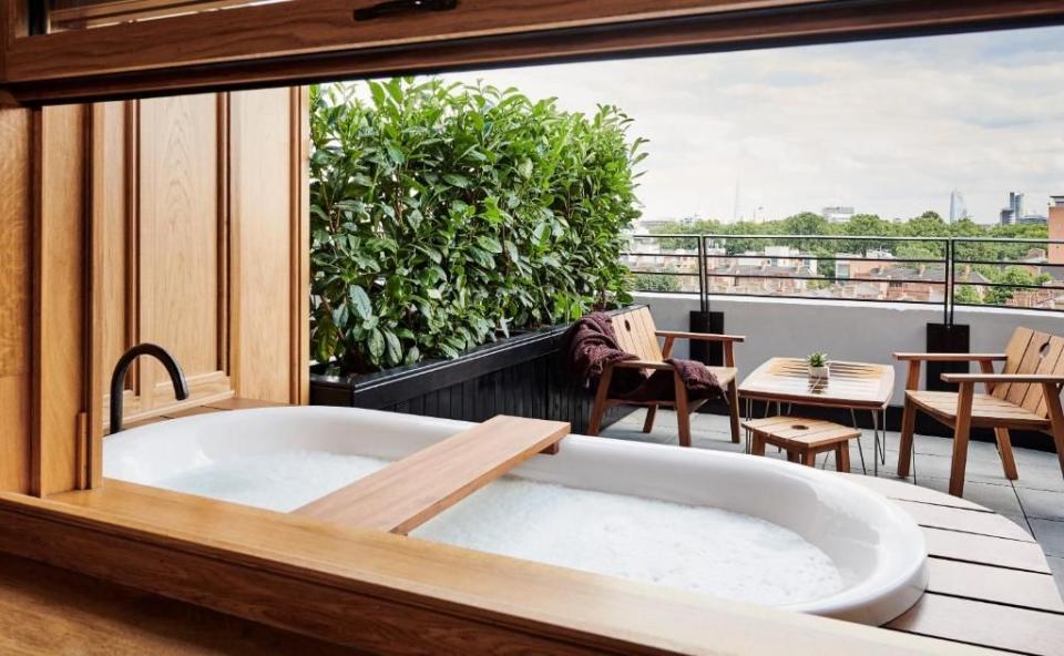 london hotels with hot tub in room