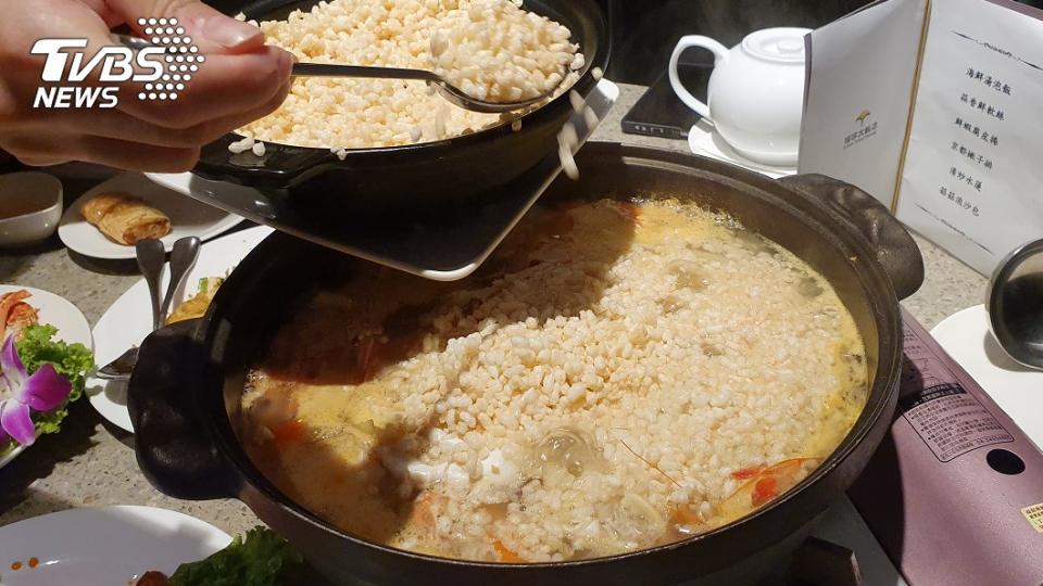 接觸到熱湯的米粒發出滋滋聲響，每一顆米粒吸收湯汁變得飽滿，嚐起來海味十足。圖／TVBS