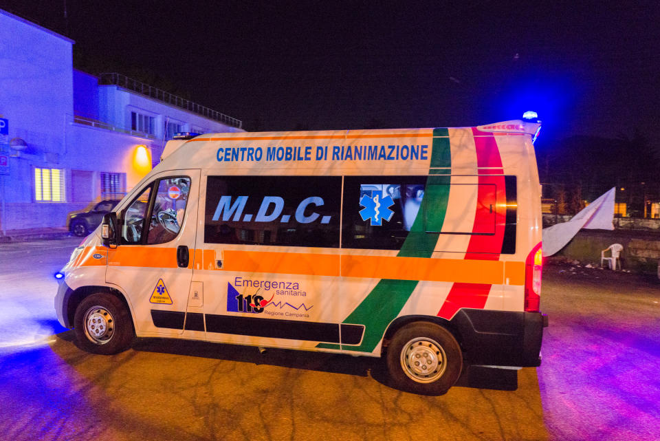 Müssen aufpassen, in welchen Vierteln sie die Sirenen einschalten: Rettungswagen in Neapel. (Bild: Paolo Manzo/NurPhoto via Getty Images)