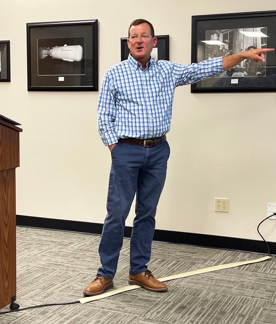 Rob Peacher speaks to Friends of ORNL.