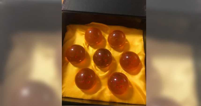 網友收到公司送的春節禮盒，打開卻是「七顆龍珠」讓他當場傻眼。（圖／翻攝自爆廢公社二館）