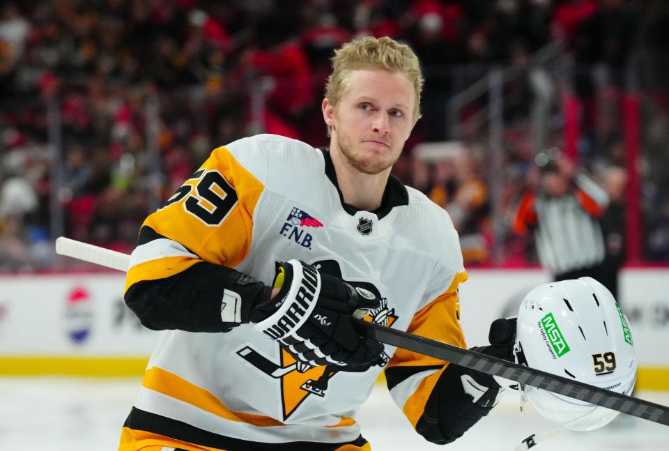 Jan 13, 2024; Raleigh, North Carolina, USA; Pittsburgh Penguins left wing Jake Guentzel (59) looks on at the start of the game against the Carolina Hurricanes at PNC Arena. Mandatory Credit: James Guillory-USA TODAY Sports ORG XMIT: IMAGN-714735 ORIG FILE ID: 20240113_lbm_sg5_377.JPG
