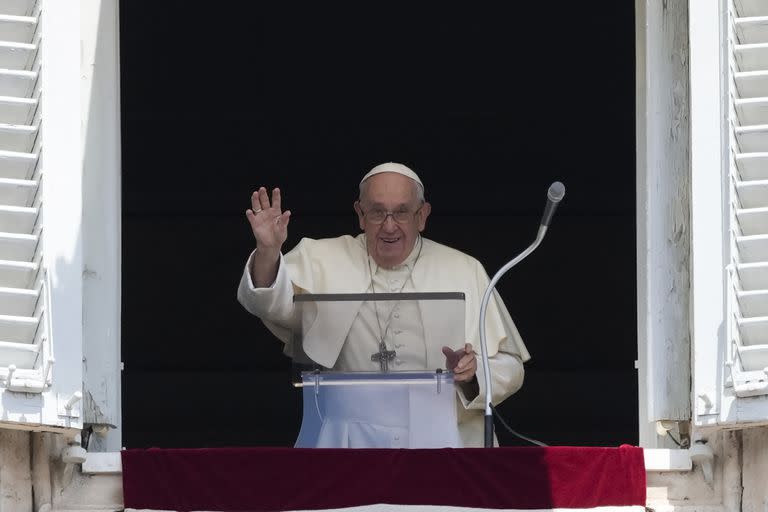 El papa Francisco saluda antes del Ángelus desde la ventana de su oficina sobre la Plaza de San Pedro, Vaticano