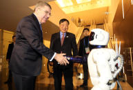 <p>Thomas Bach, Präsident des Internationalen Olympischen Komitees, wird in Südkorea von einem Roboter begrüßt. Die 23. Olympischen Winterspiele finden vom 9. bis 25. Februar in der südkoreanischen Stadt Pyeongchang statt. (Bild: ddp Images/Newscom) </p>