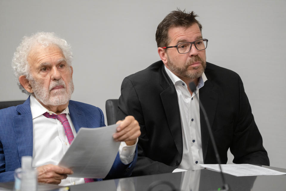 Steve McFadden, right, sits with his lawyer Bill Kutmus during a hearing at the Polk County Criminal Court, Thursday, March 9, 2023. 