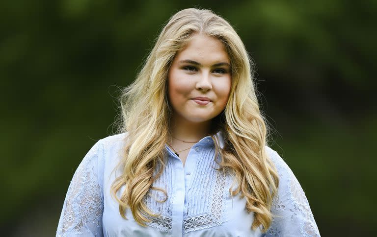 ARCHIVO – En esta fotografía del 17 de julio de 2020 la princesa Amalia de Holanda posa en el jardín del palacio real Huis ten Bosch en La Haya, Holanda. (Piroschka van de Wouw, Pool via AP, archivo)