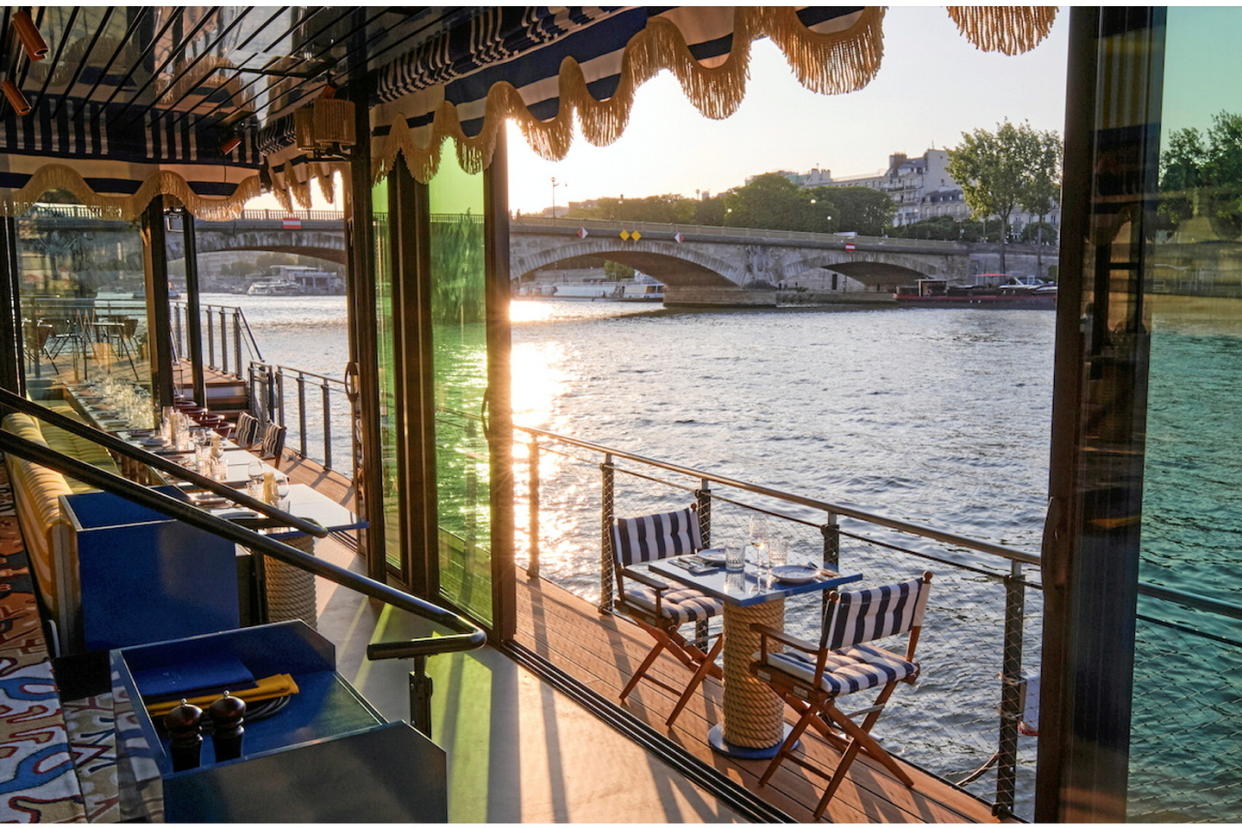 Riviera Fuga, péniche avec terrasse sur la Seine, est ouvert tout le mois d'août.  - Credit:Pierre Lucet-Penato