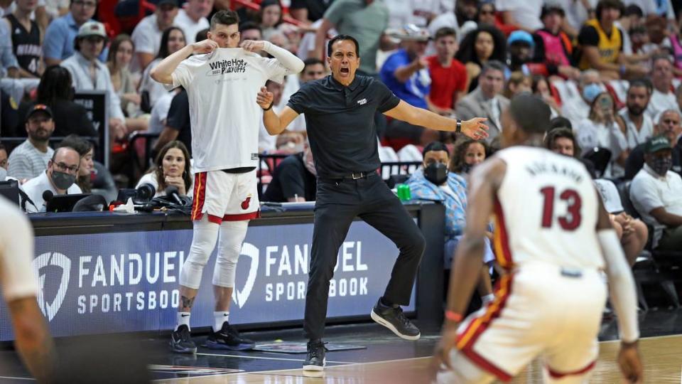 El coach del Heat Erik Spoelstra reacciona en una jugada del partido ante los Hawks de Atlanta, celebrado el 17 de abril de 2022 en Miami.