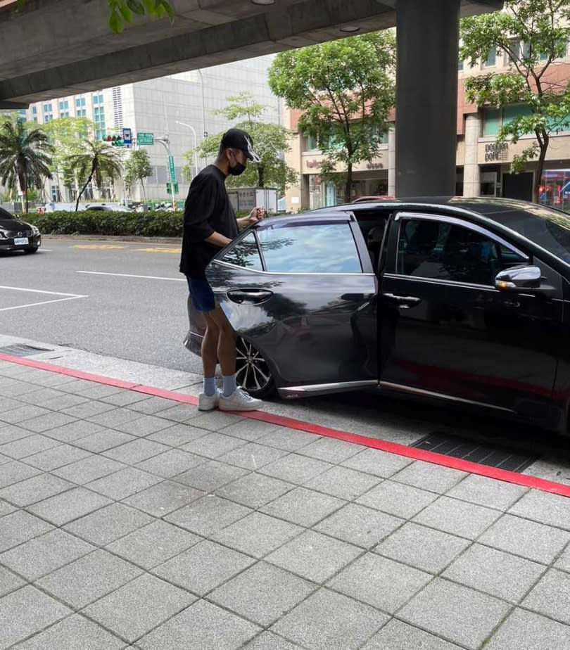 等待一段時間後，廖柏雅與女子一同上車離去。（圖／讀者提供）