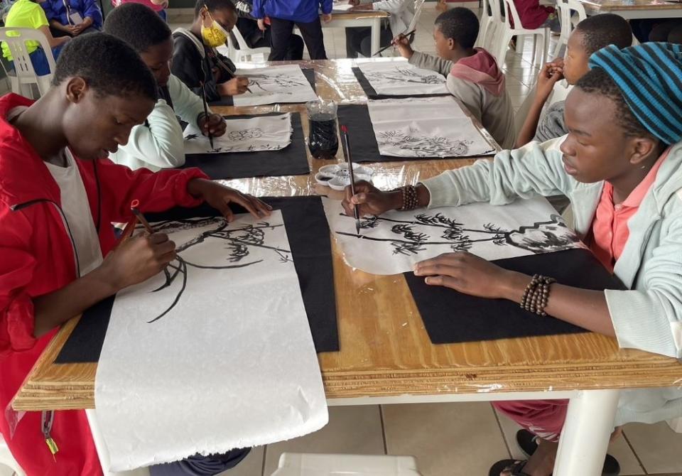 《圖說》ACC院區學生學習水墨畫。〈教育局提供〉