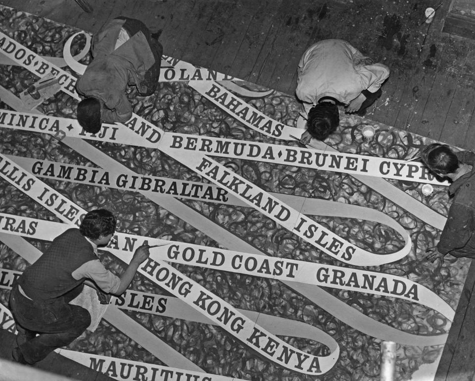 Students and artists from the Royal College of Art paint large scale emblems of the Commonwealth countries for the stands for the Coronation of Queen Elizabeth II, on April 28, 1953.<span class="copyright">Topical Press Agency/Hulton Archive/Getty Images</span>