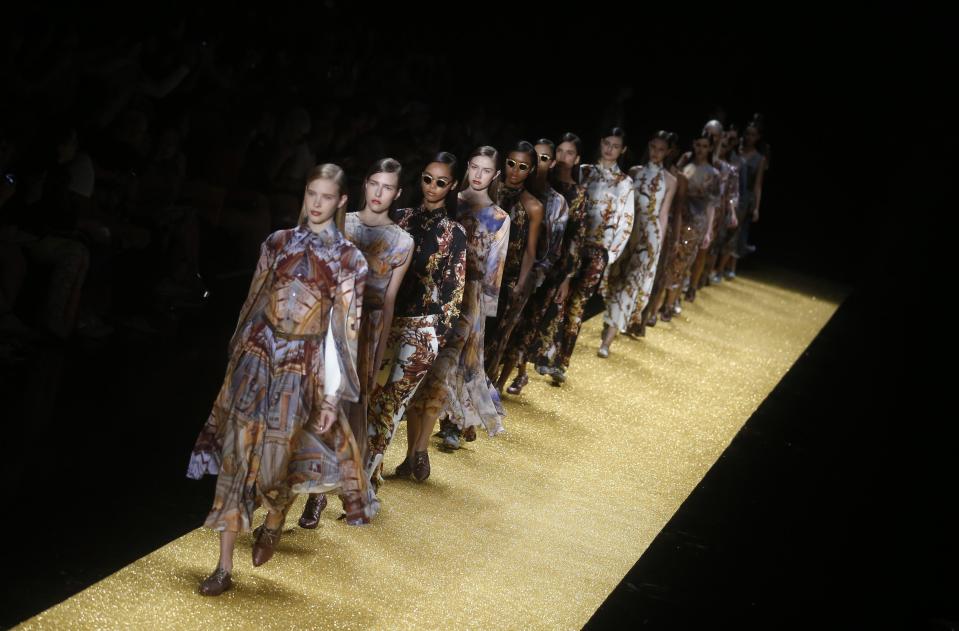 Models present creations from the Alessa Summer 2015 collection during the Fashion Rio show in Rio de Janeiro April 8, 2014. REUTERS/Pilar Olivares (BRAZIL - Tags: FASHION)