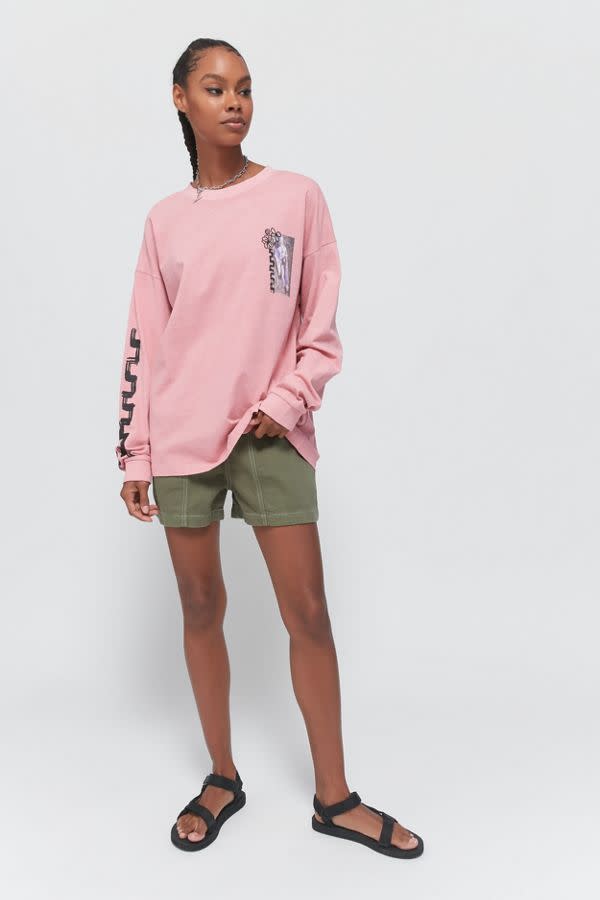 <p><strong>BDG</strong></p><p>urbanoutfitters.com</p><p><strong>$49.00</strong></p><p><a href="https://go.redirectingat.com?id=74968X1596630&url=https%3A%2F%2Fwww.urbanoutfitters.com%2Fshop%2Fbdg-roman-statue-long-sleeve-tee&sref=https%3A%2F%2Fwww.seventeen.com%2Ffashion%2Fstyle-advice%2Fg25939712%2Fcute-beach-outfits%2F" rel="nofollow noopener" target="_blank" data-ylk="slk:Shop Now;elm:context_link;itc:0;sec:content-canvas" class="link ">Shop Now</a></p><p>When 5PM hits and it gets windy on the beach, pair your long sleeve tee with classic shorts and Tevas. </p>