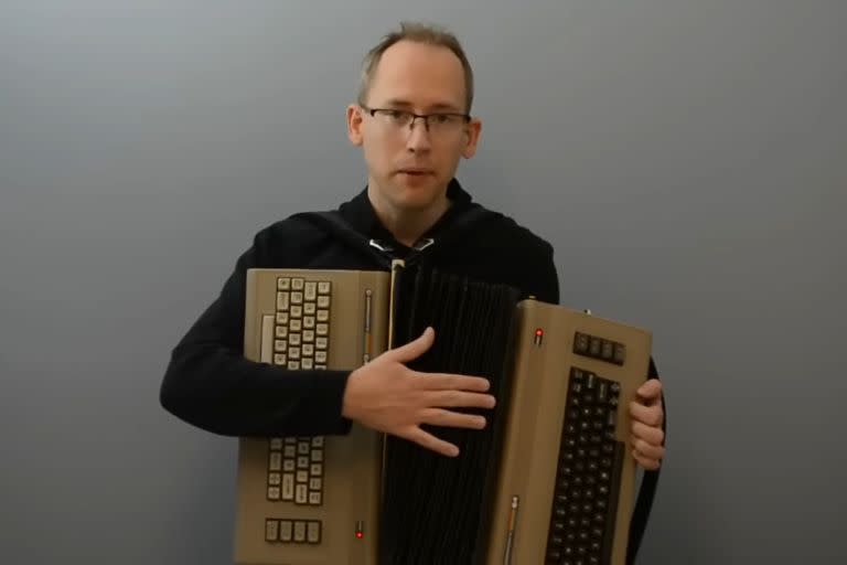 Linus Akesson con su Commordión: un acordeón digital hecho con dos computadoras Commodore 64 y un fuelle de diskettes