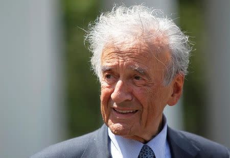 Writer, Nobel Laureate and holocaust survivor Elie Wiesel speaks to the media outside the West Wing of the White House in Washington, May 4, 2010, following a private lunch with U.S. President Barack Obama. REUTERS/Jason Reed/File Photo