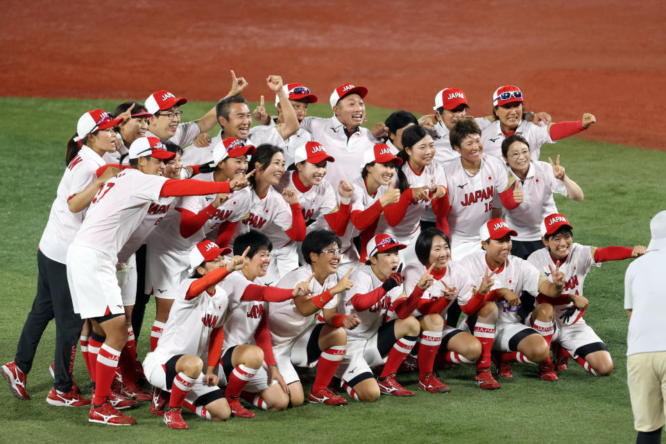 <p>YOKOHAMA, JAPAN - JULY 27: Team Japan poses for a team photo after defeating Team United States 2-0 in the Softball Gold Medal Game between Team Japan and Team United States on day four of the Tokyo 2020 Olympic Games at Yokohama Baseball Stadium on July 27, 2021 in Yokohama, Kanagawa, Japan. (Photo by Koji Watanabe/Getty Images)</p> 